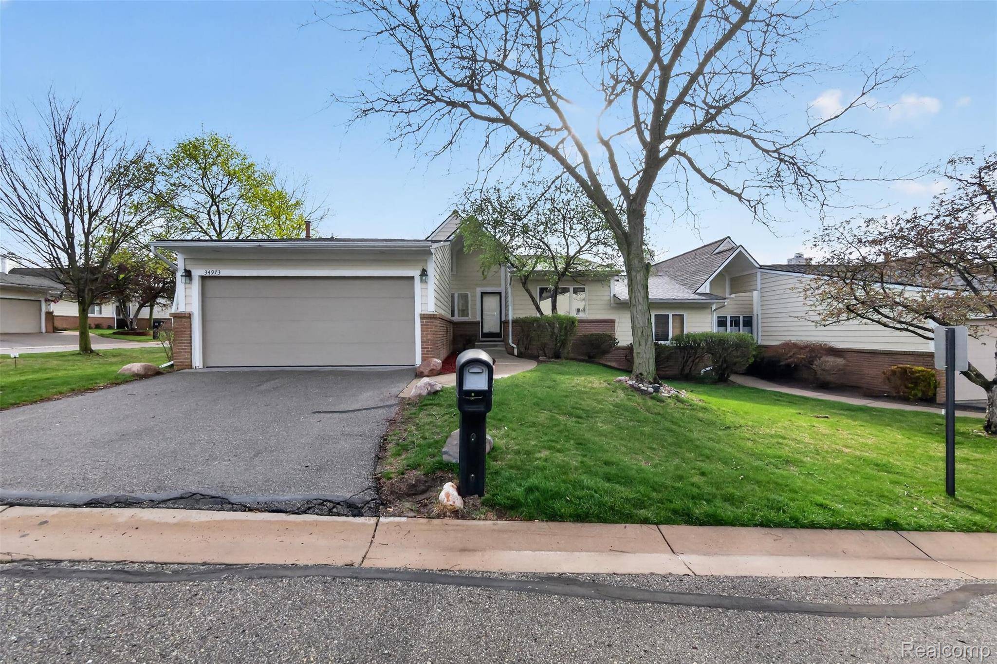 34973 Meadow LN, Farmington Hills, MI 48335