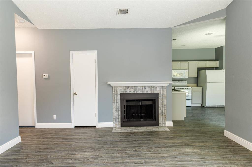 1129 Sandalwood Lane, Desoto, TX 75115