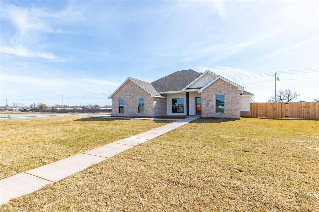 801 Whispering Oaks, Clyde, TX 76510