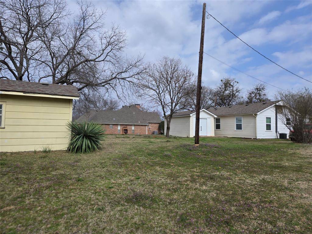 404 S Pecan Street, Bells, TX 75414