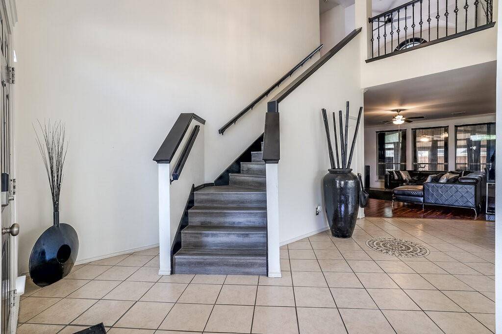 706 Gentry Drive, Arlington, TX 76018