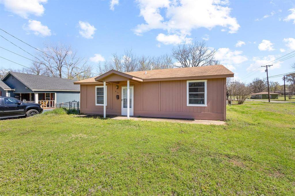 916 8th Street NW, Paris, TX 75460