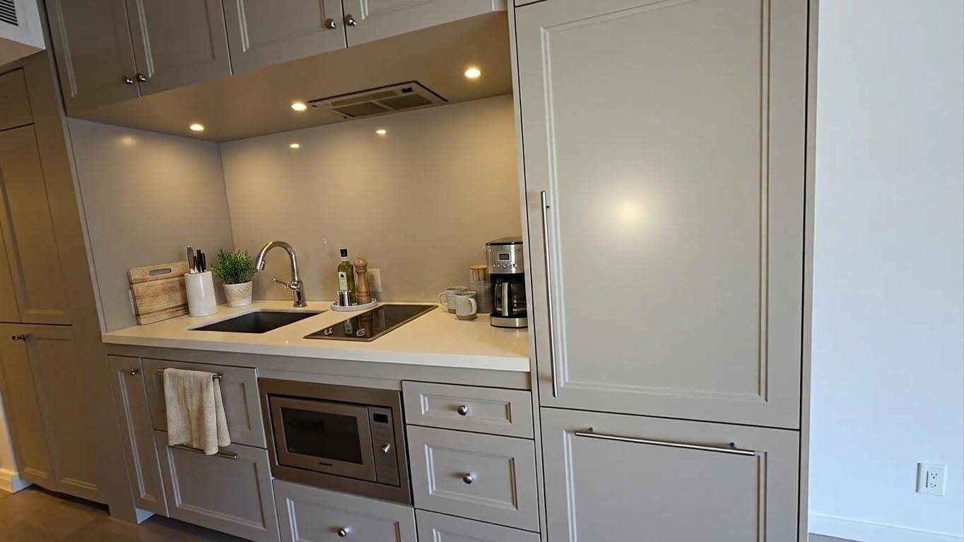 155 Yorkville AVE #1013, Toronto C02, ON M5R 0B4