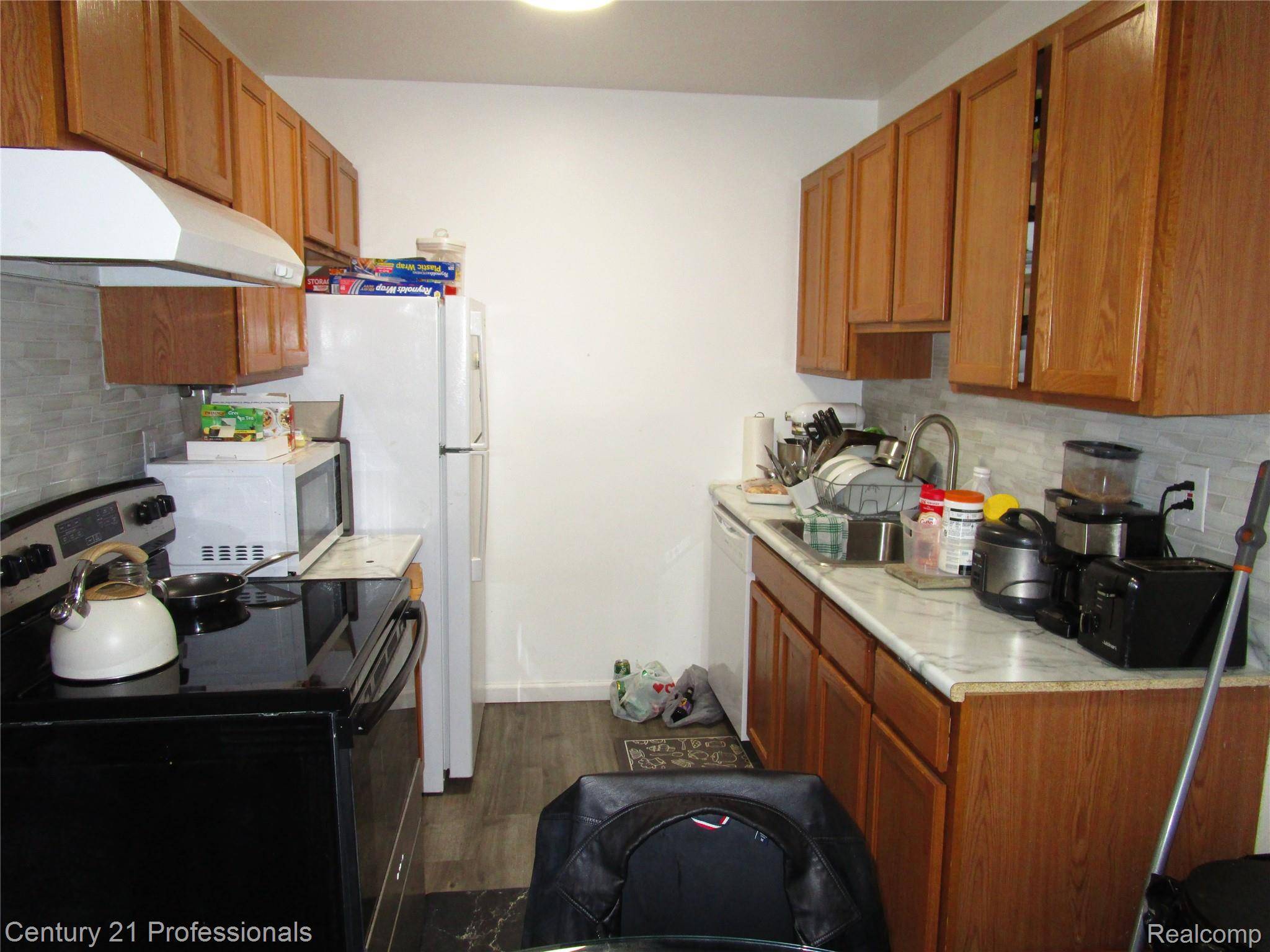 10020 Allen Pointe DR, Allen Park, MI 48101