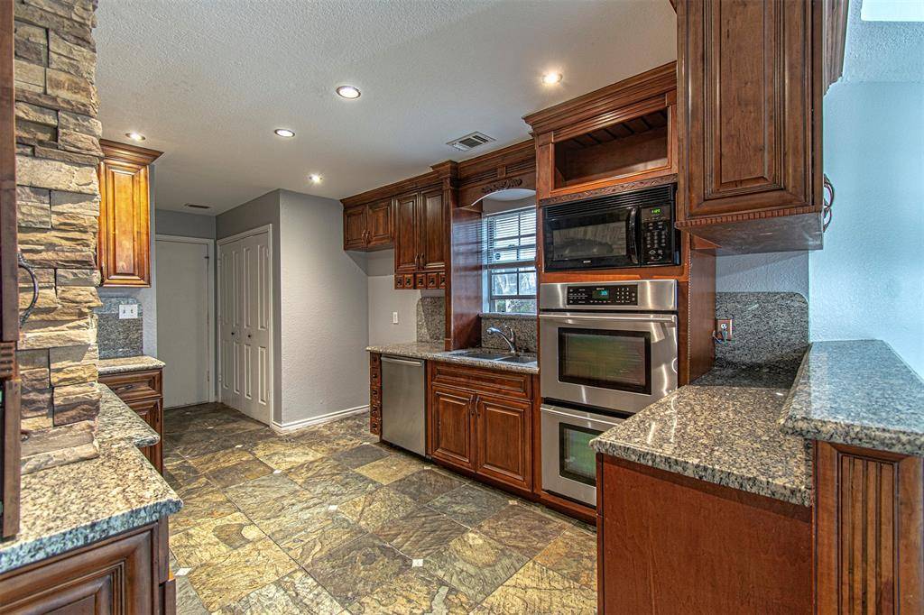 348 Craddock Drive, Glenn Heights, TX 75154