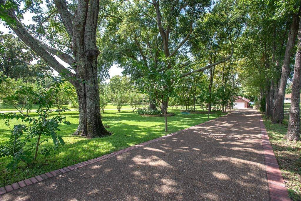 186 Bushwhacker Drive, Mabank, TX 75156