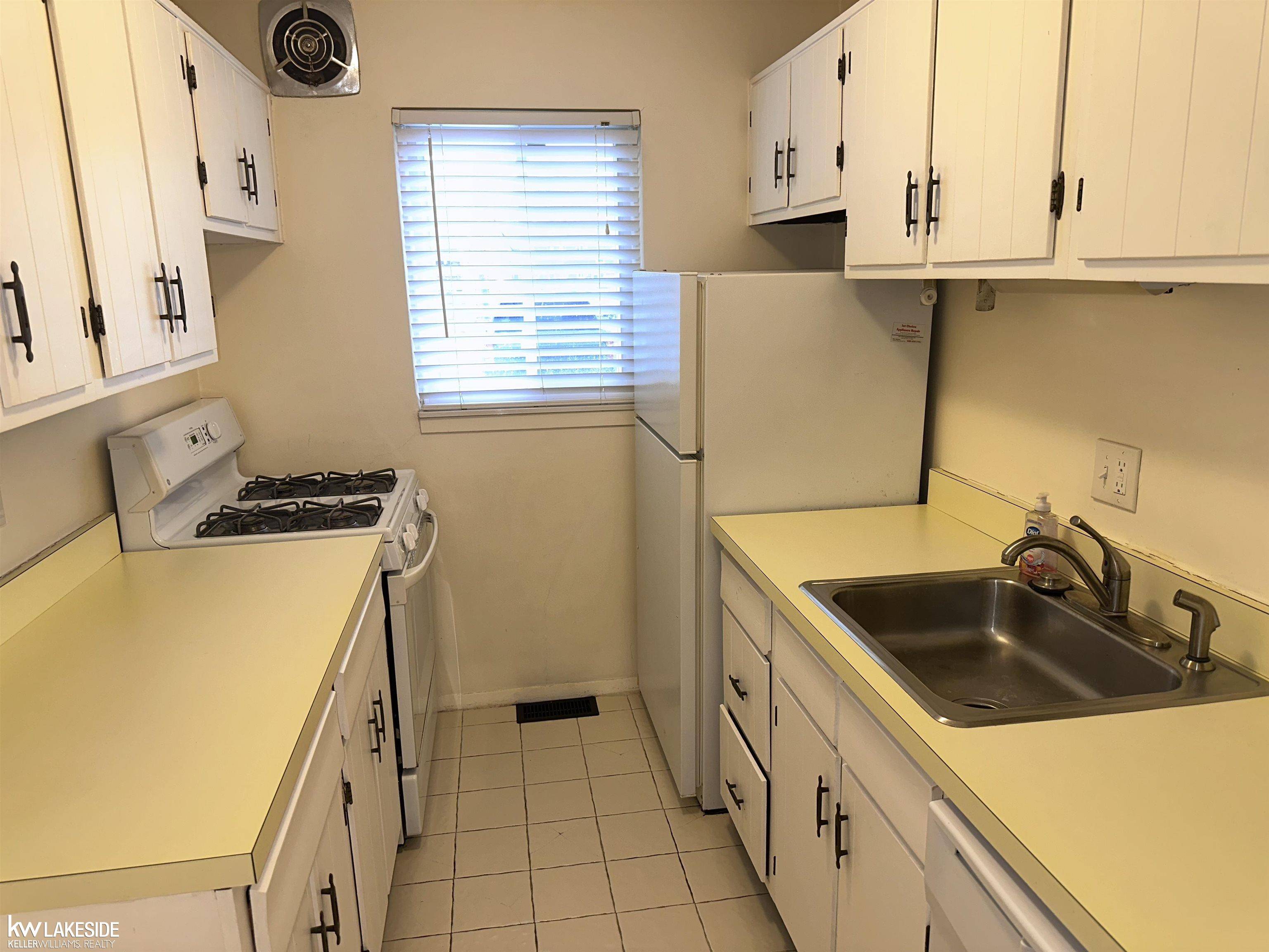 23313 Edsel Ford CT, St Clair Shores, MI 48080