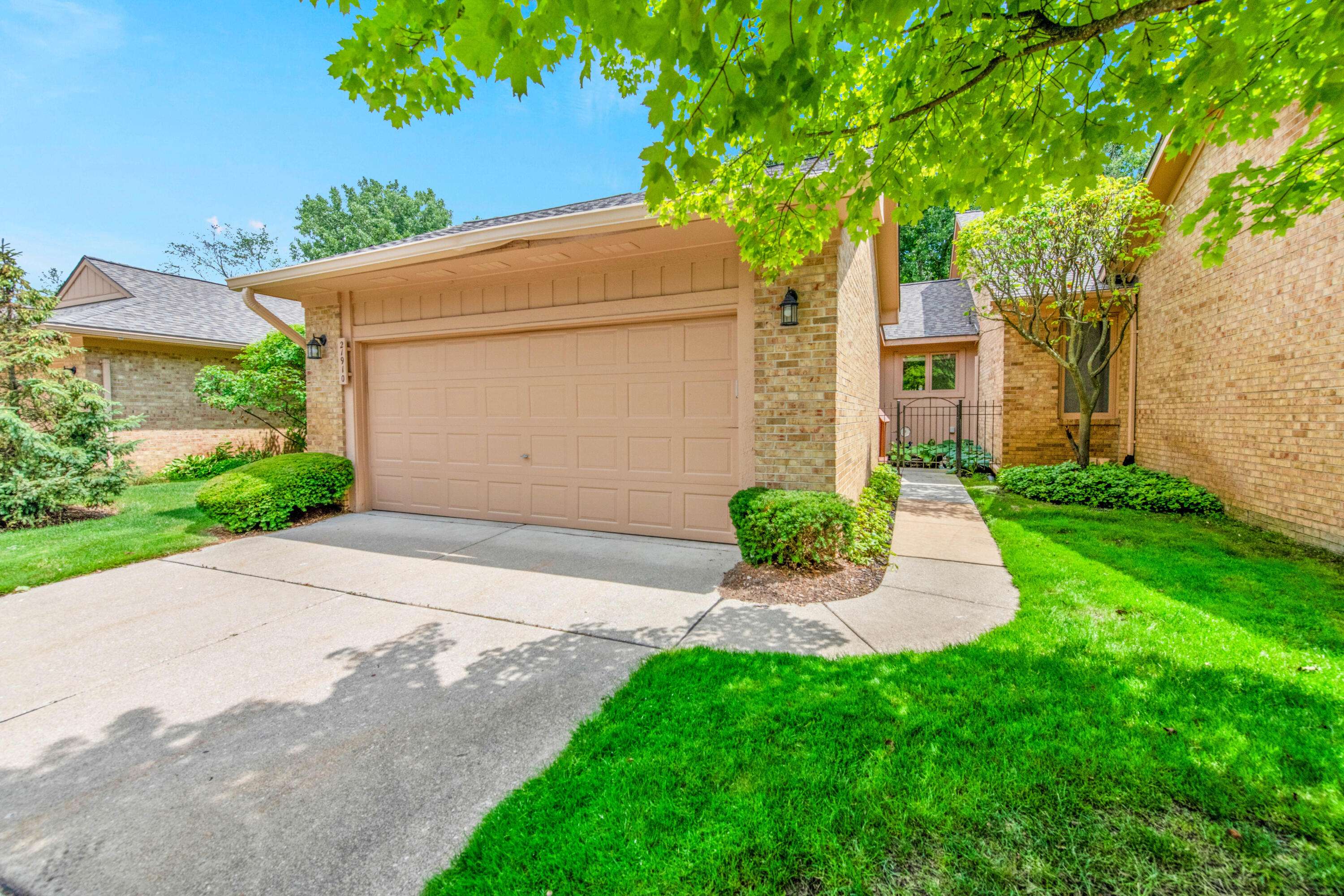 21910 River Ridge TRL, Farmington Hills, MI 48335