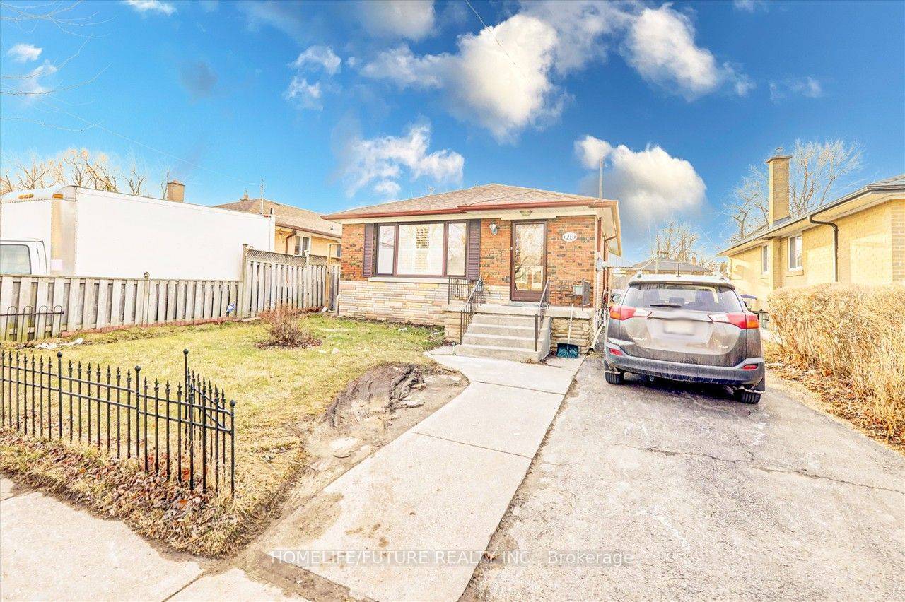 28 Sharbot AVE #Main, Toronto E09, ON M1H 1Y7