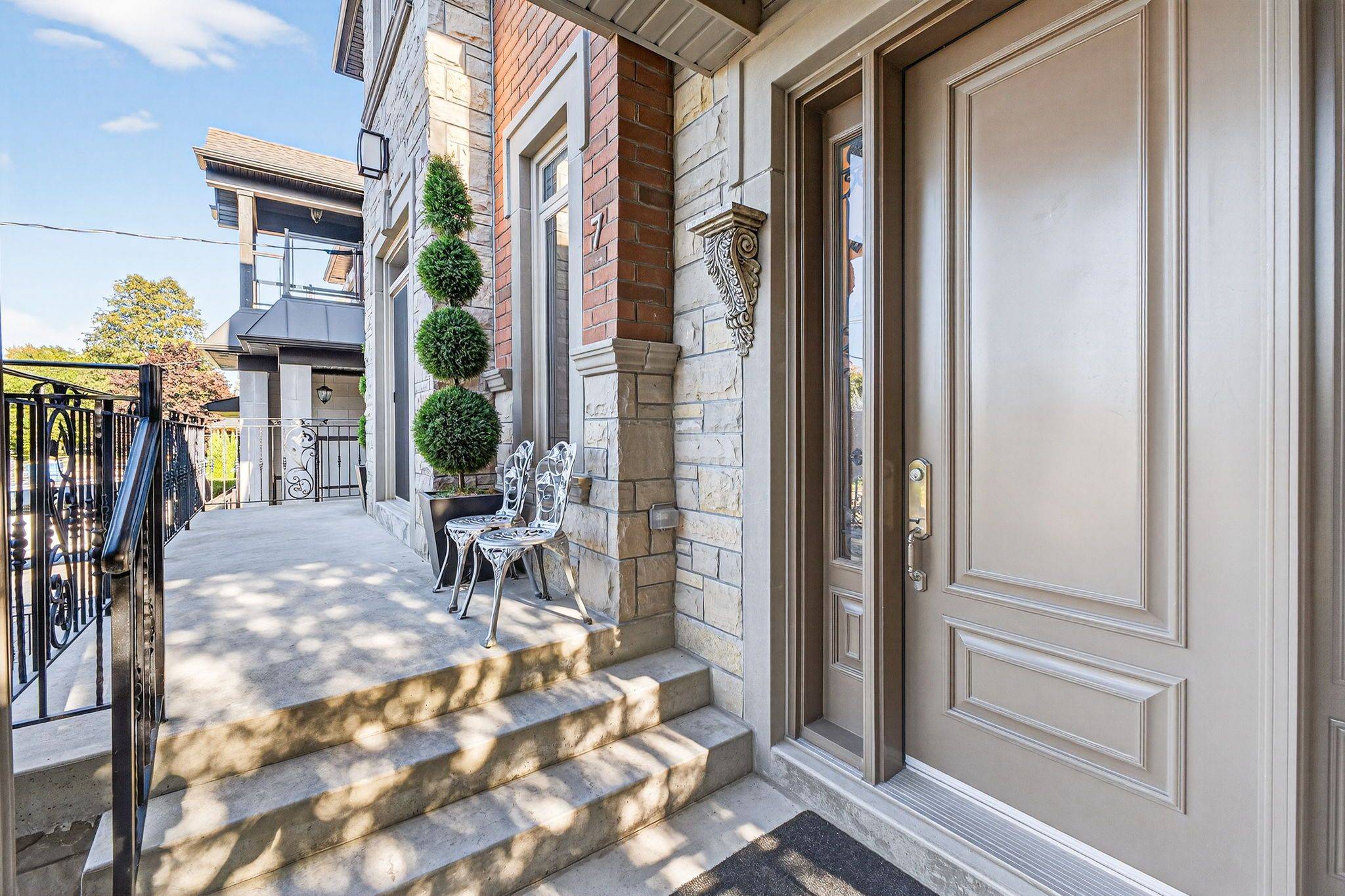 7 Cousins DR, Aurora, ON L4G 1B2