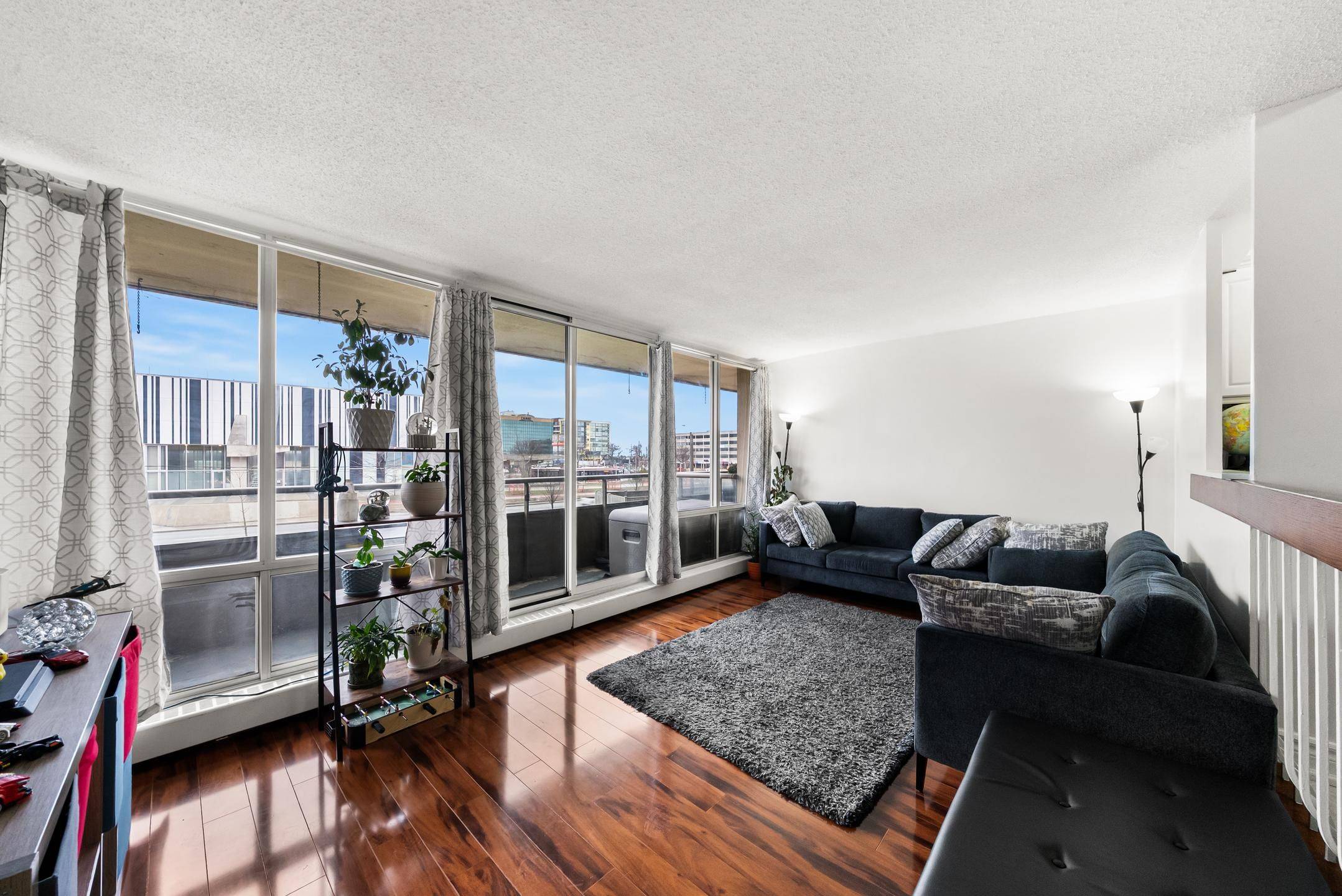 1 Four Winds DR #211, Toronto W05, ON M3J 2T1