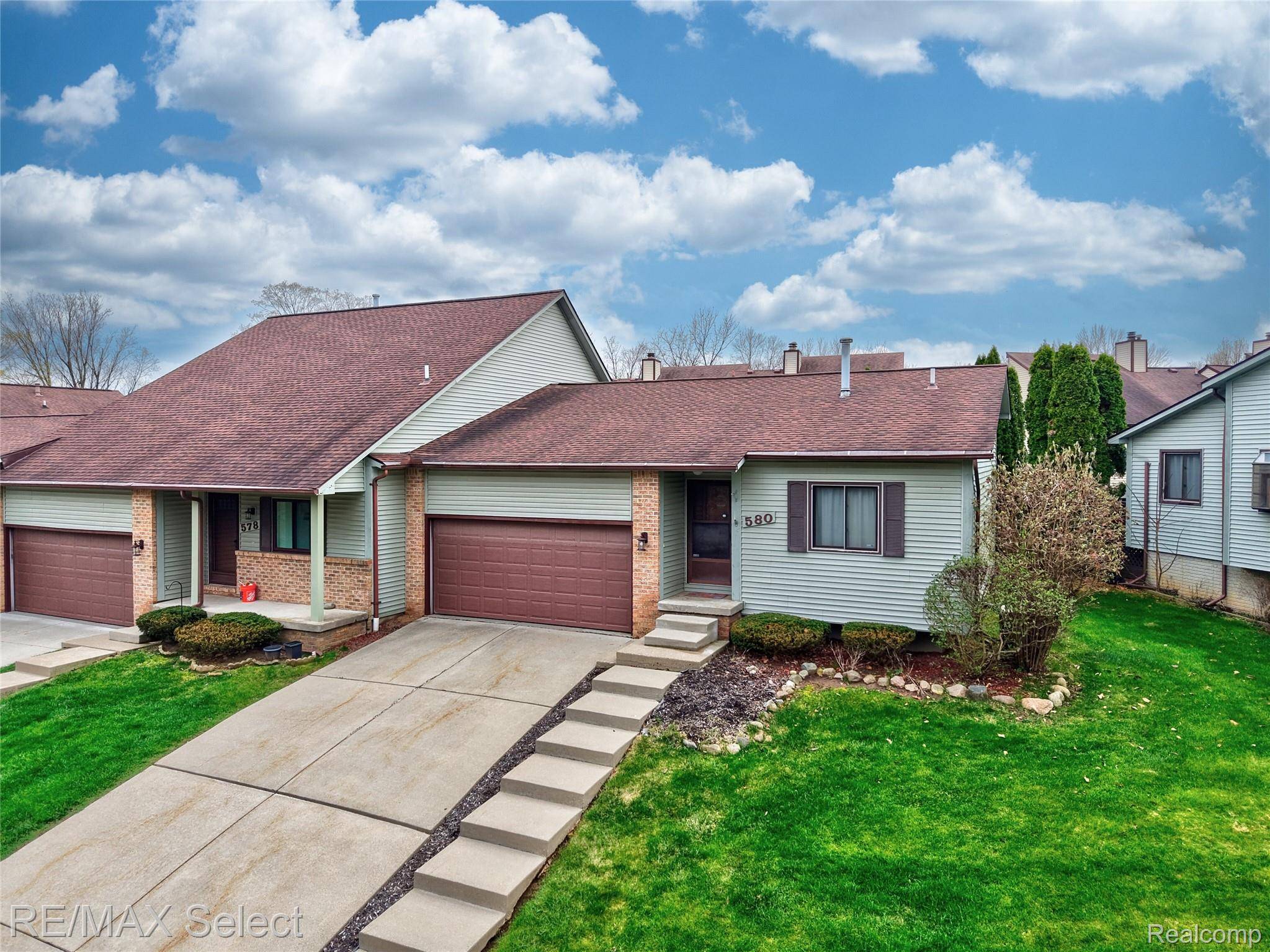 580 Oakbrook CIR, Flushing, MI 48433