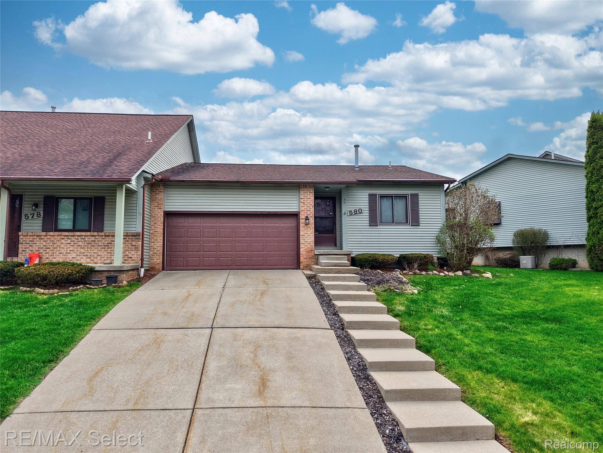 580 Oakbrook CIR, Flushing, MI 48433