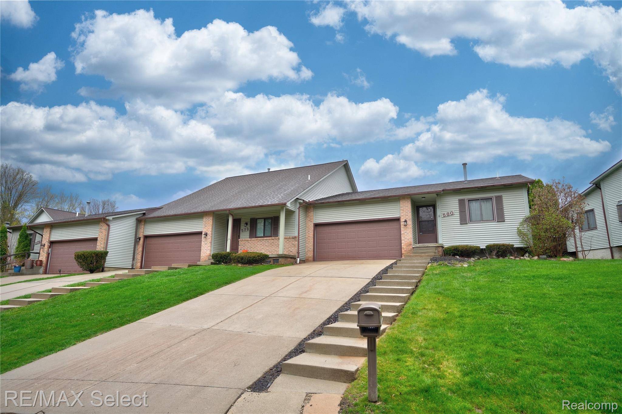 580 Oakbrook CIR, Flushing, MI 48433