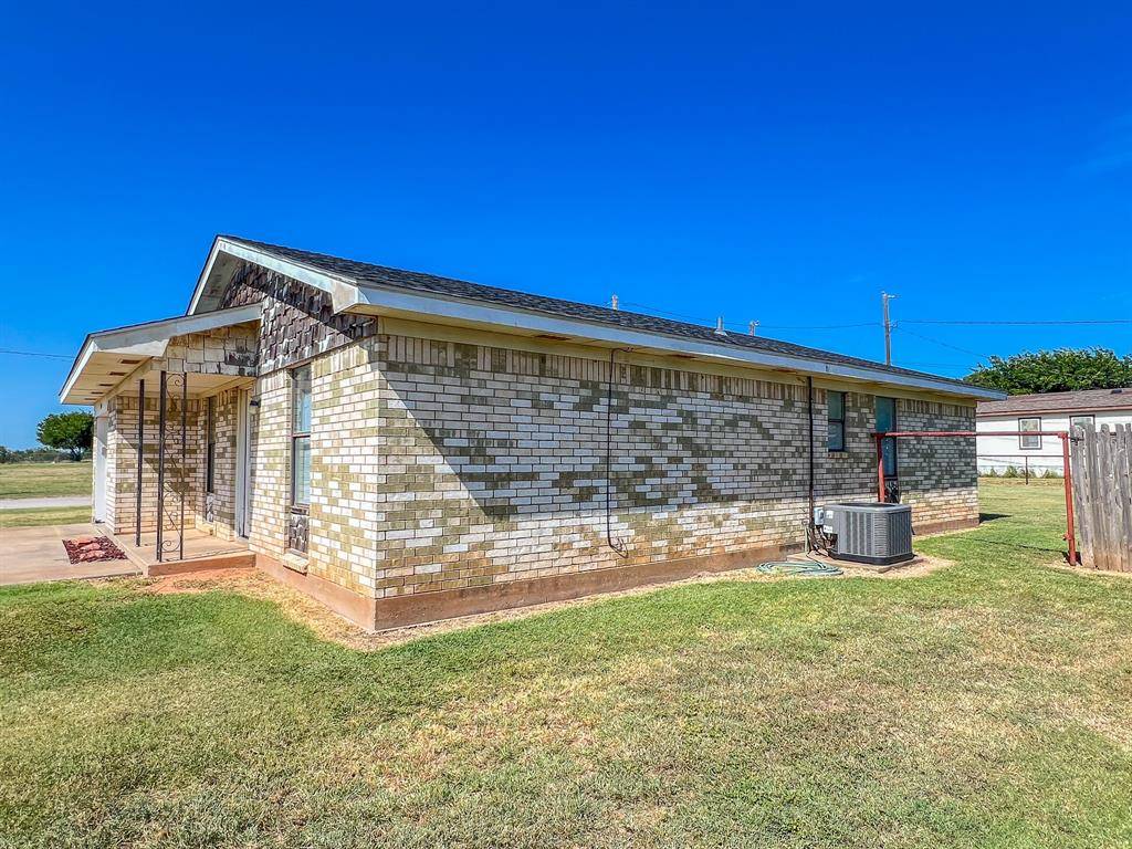 400 S Poplar Street, Archer City, TX 76351