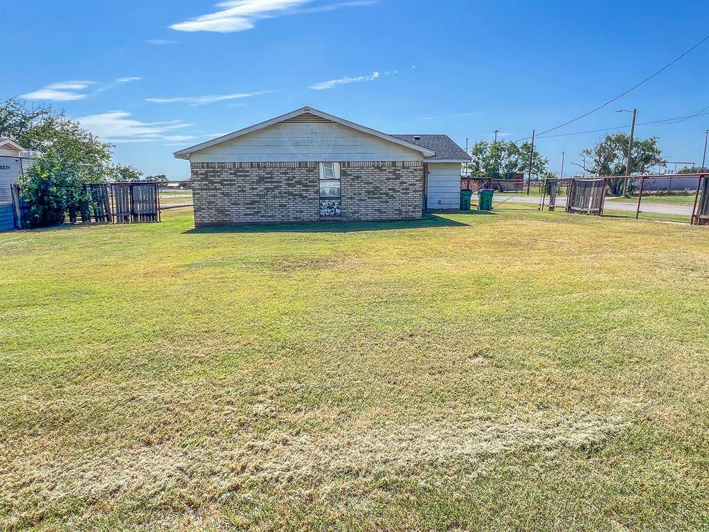 400 S Poplar Street, Archer City, TX 76351