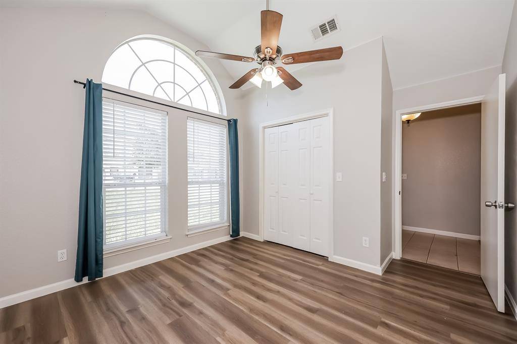 321 Meadow Park Drive, White Settlement, TX 76108