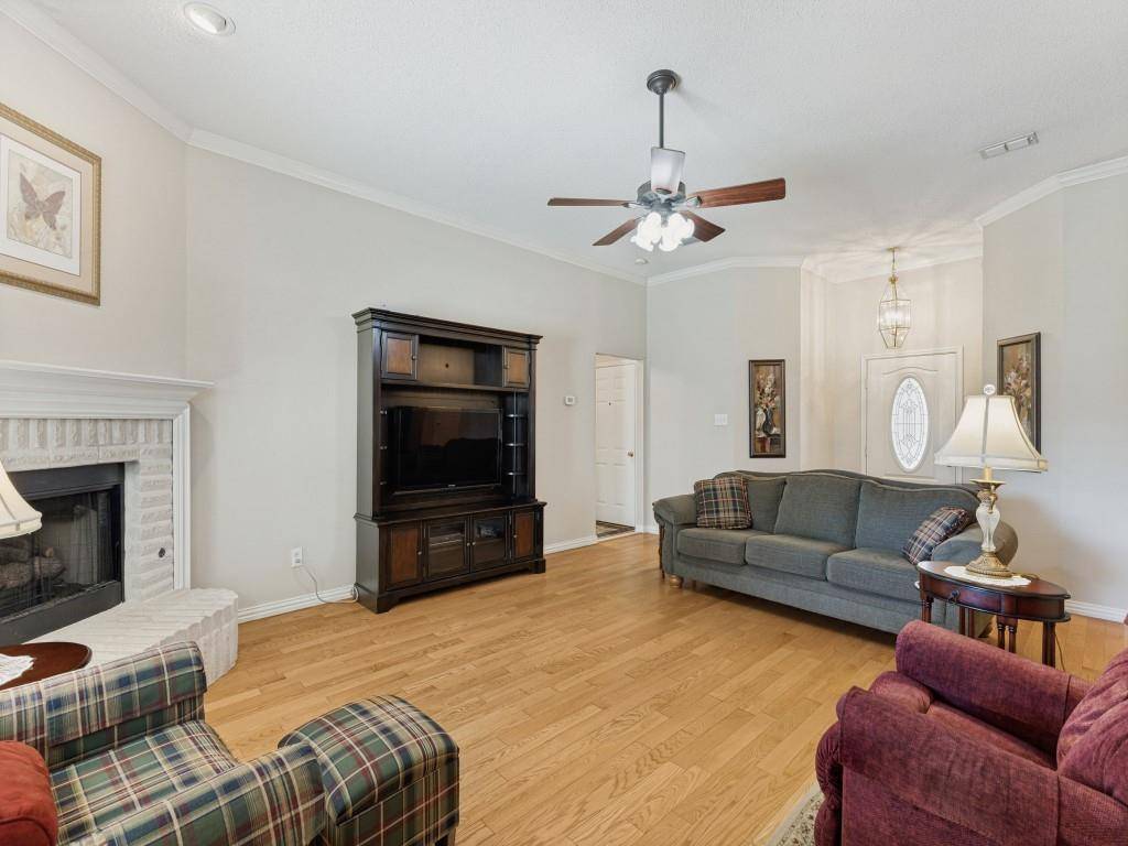 6908 Cheatham Drive, Watauga, TX 76148