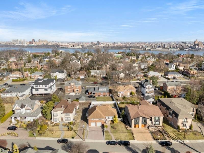 1070 Cumbermeade Rd, Fort Lee Boro, NJ 07024