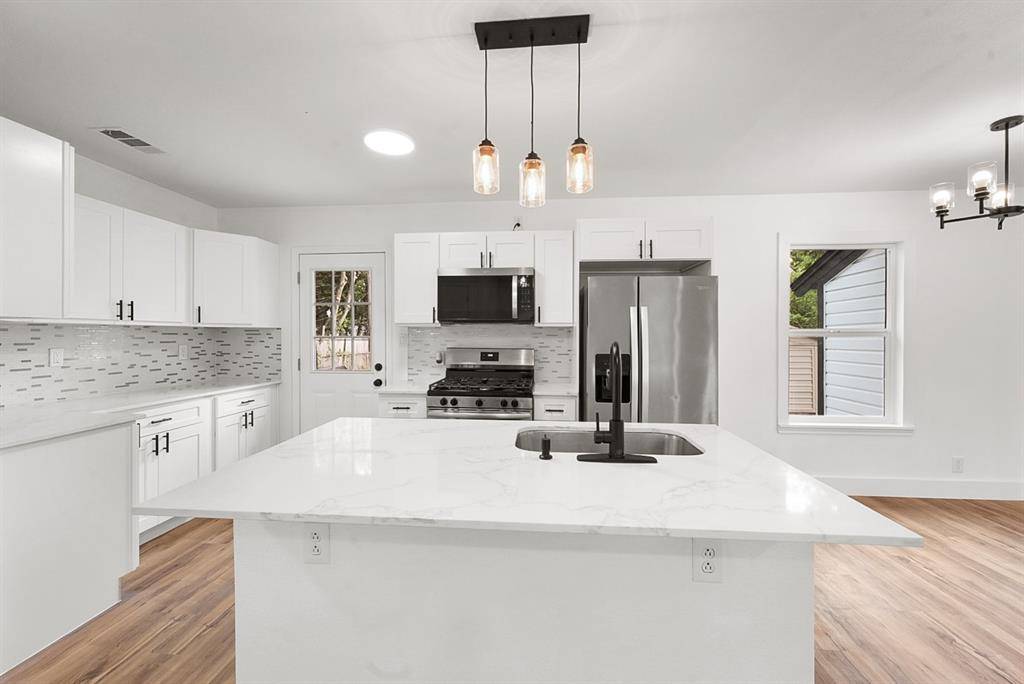 2114 Tisinger Avenue, Dallas, TX 75228