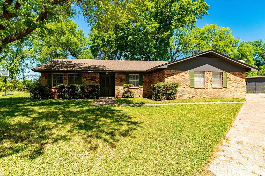 12 Brookhollow Circle, Gainesville, TX 76240