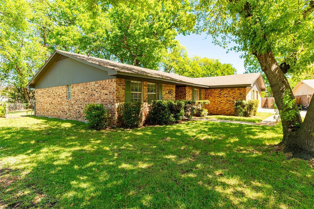 12 Brookhollow Circle, Gainesville, TX 76240