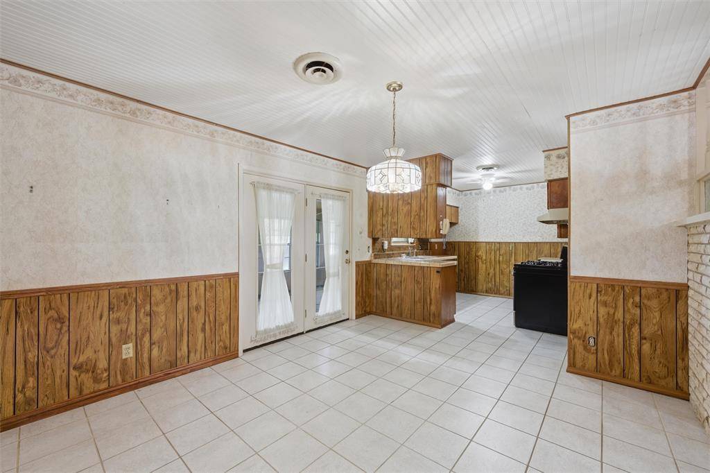 4137 Hiland Drive, Beverly Hills, TX 76711