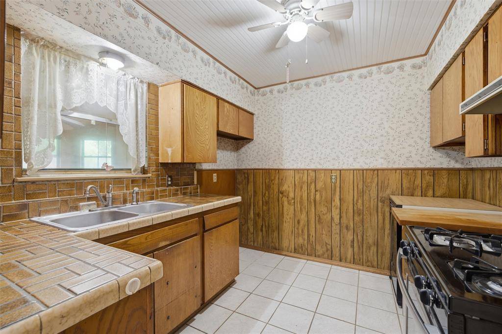 4137 Hiland Drive, Beverly Hills, TX 76711