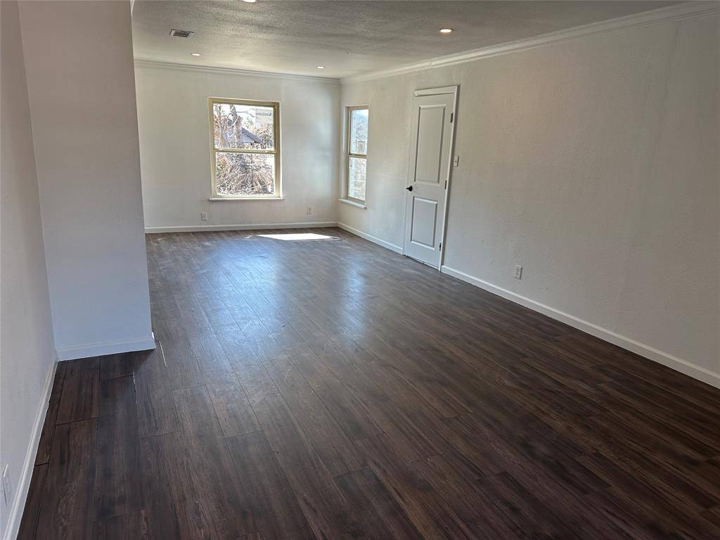 917 NW 8th Street, Grand Prairie, TX 75050