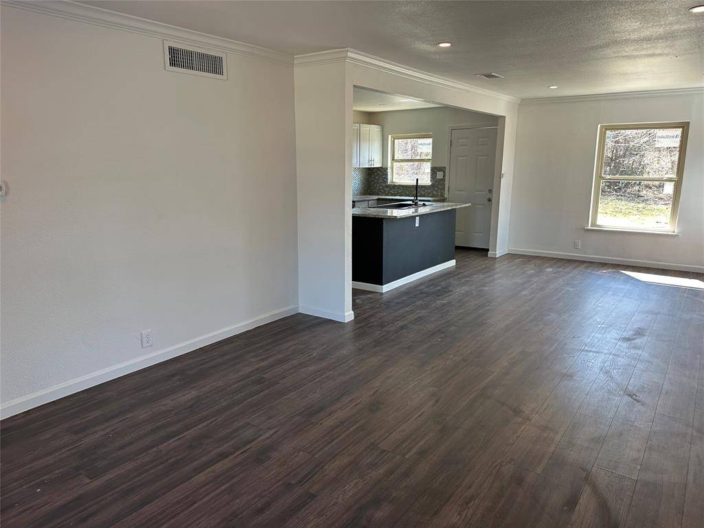 917 NW 8th Street, Grand Prairie, TX 75050