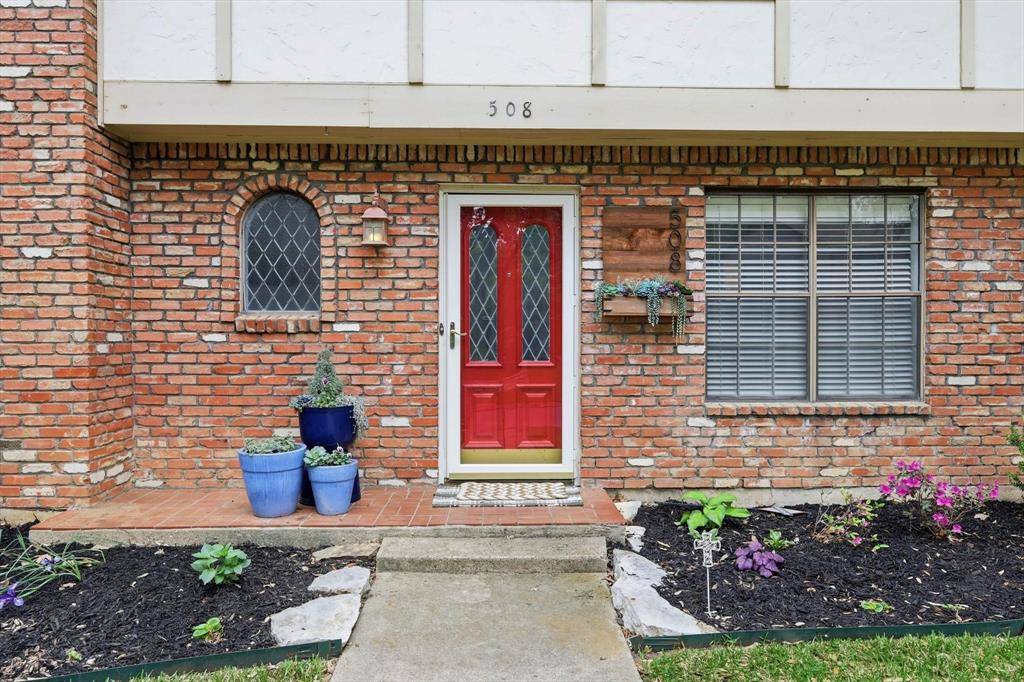 508 Country Green Lane, Arlington, TX 76011