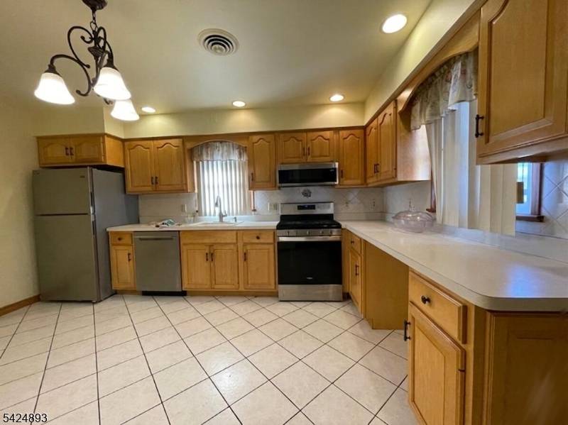 405-407 Redcliffe St, Elizabeth City, NJ 07206