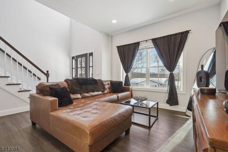 127 W End Ave, Hopatcong Boro, NJ 07843