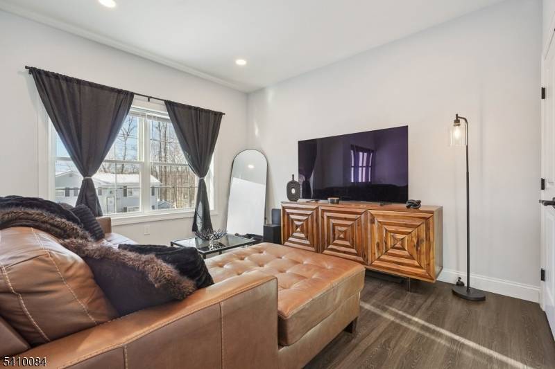 127 W End Ave, Hopatcong Boro, NJ 07843