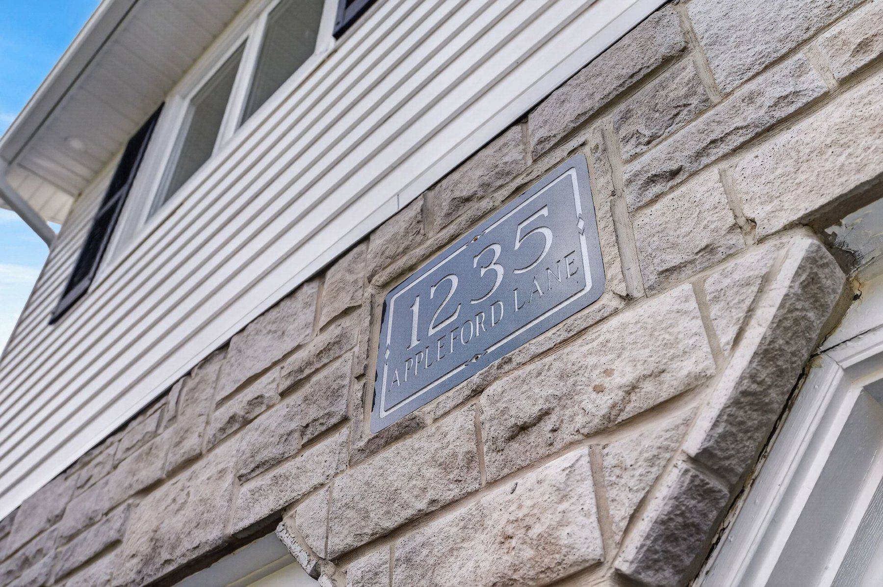 1235 Appleford LN, Burlington, ON L7P 3M1