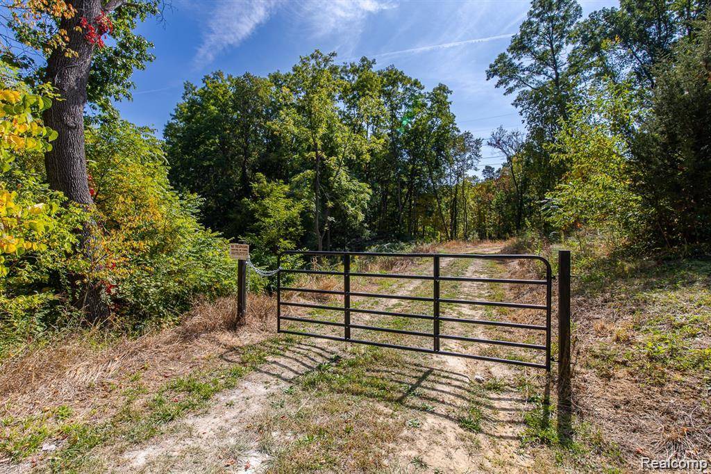 10516 Merrill DR, Fenton, MI 48430