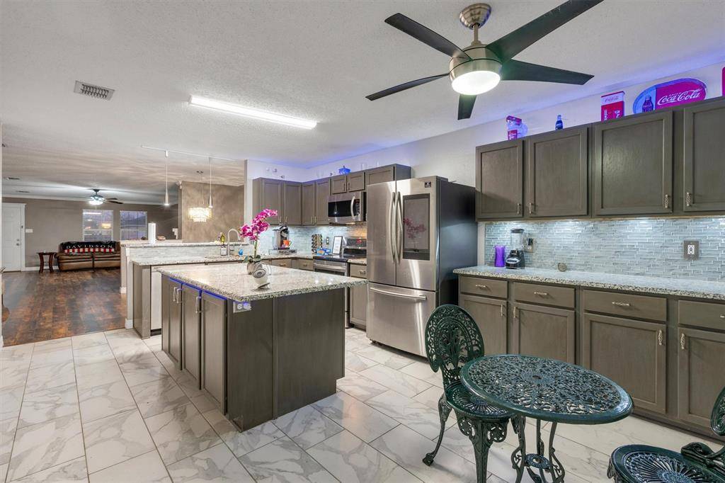 910 Anvil Creek Drive, Arlington, TX 76001