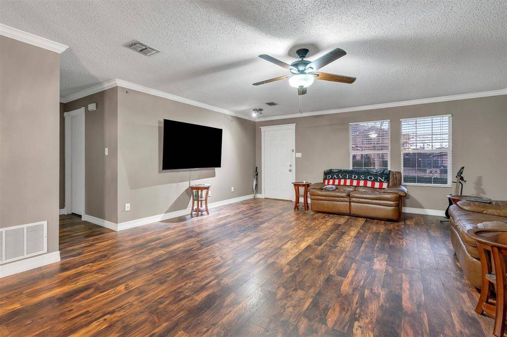 910 Anvil Creek Drive, Arlington, TX 76001