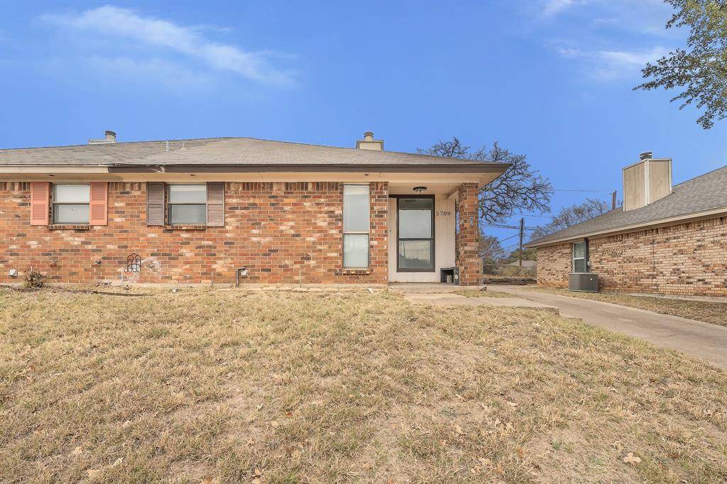 5709 Ranchogrande Drive, Arlington, TX 76017
