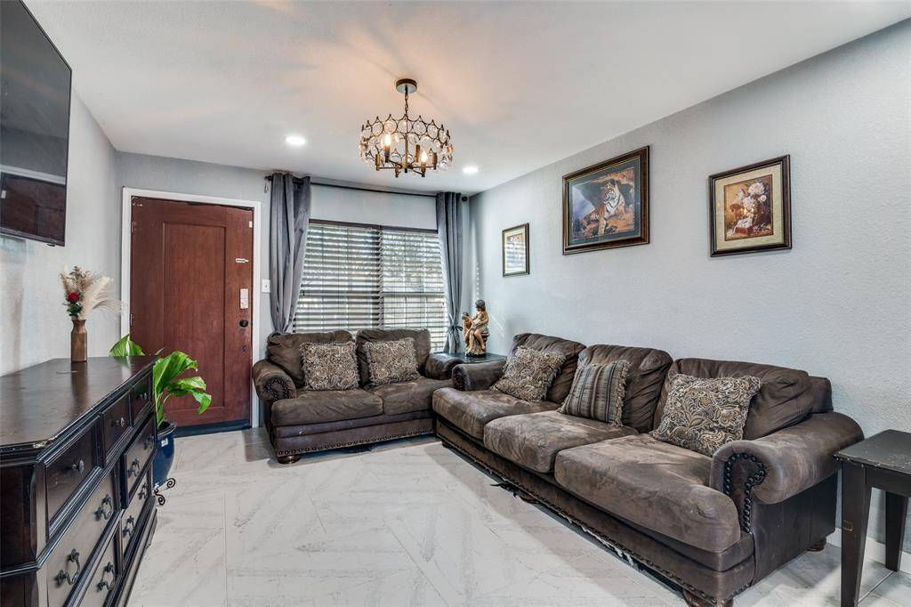 650 Pleasant Oaks Drive, Dallas, TX 75217