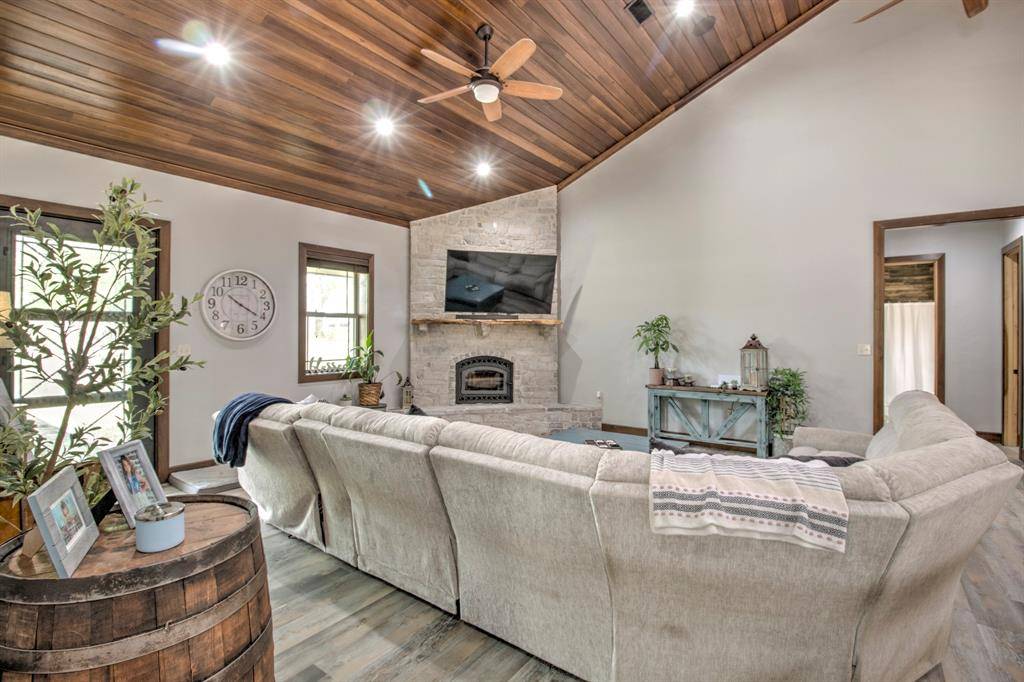 1024 Jordan Creek Road, Collinsville, TX 76233