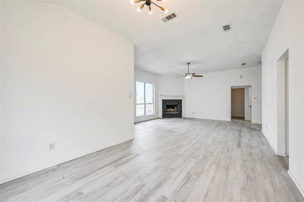 809 Elbe Drive, Arlington, TX 76001