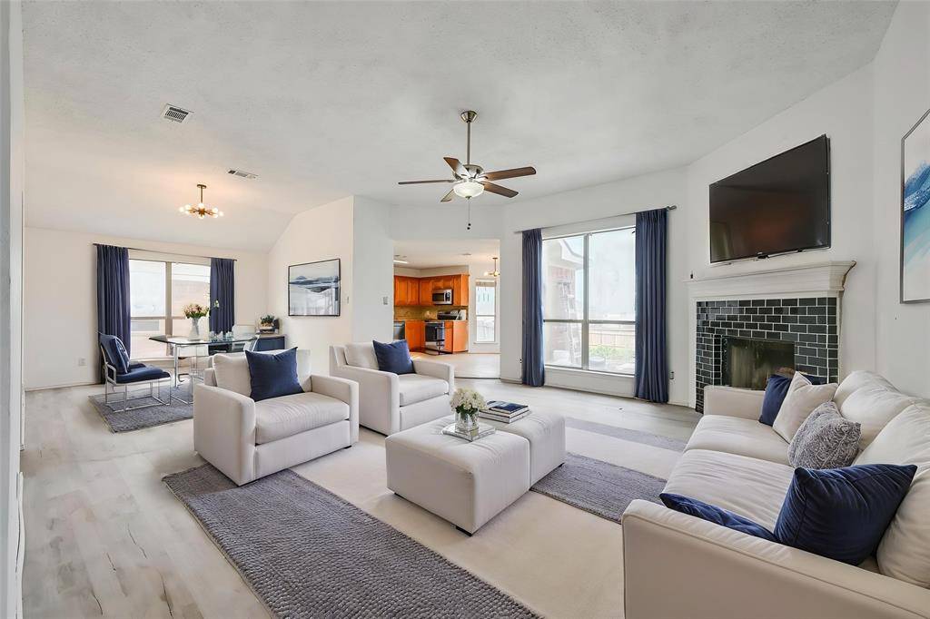 809 Elbe Drive, Arlington, TX 76001