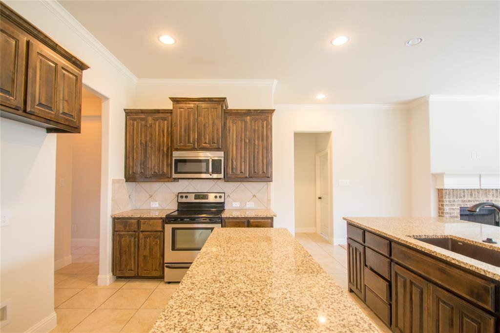 733 Poncho Lane, Fort Worth, TX 76052