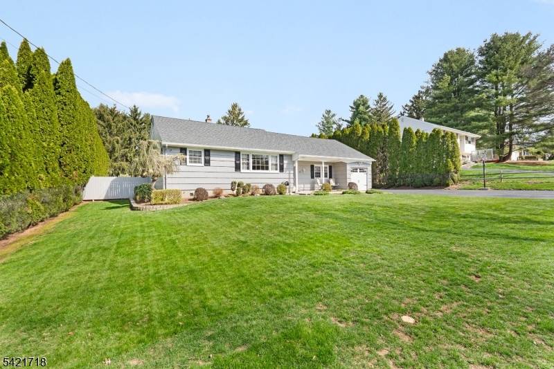 13 Hillside Dr, Clinton Town, NJ 08809