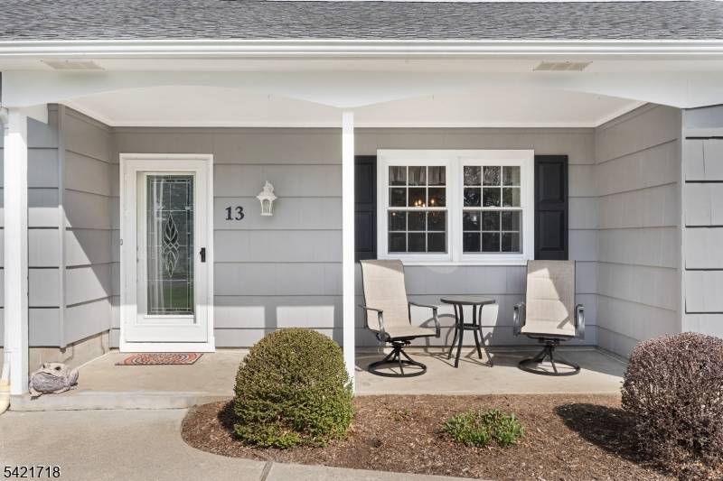 13 Hillside Dr, Clinton Town, NJ 08809