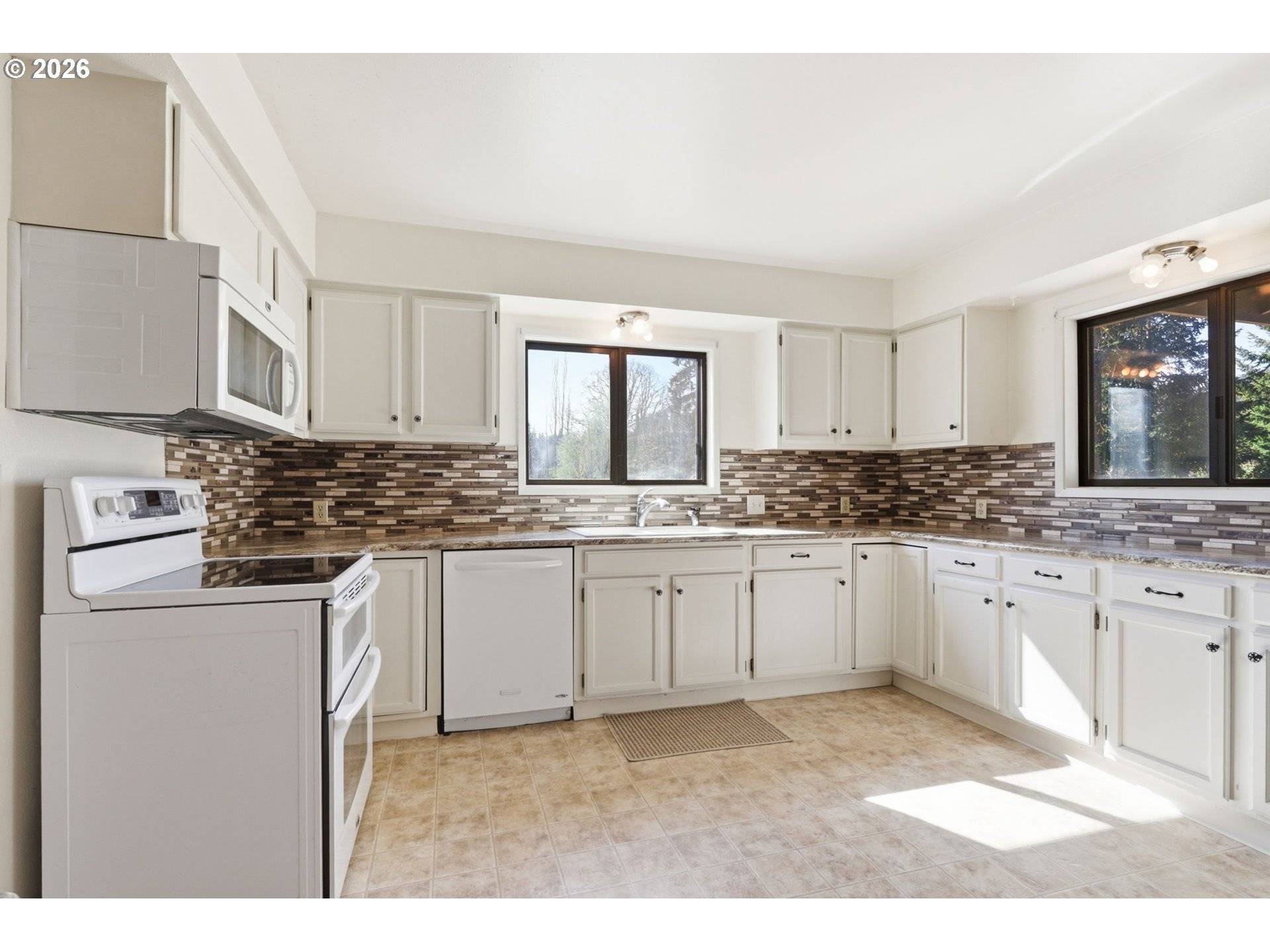 3301 WYEAST RD, Hood River, OR 97031