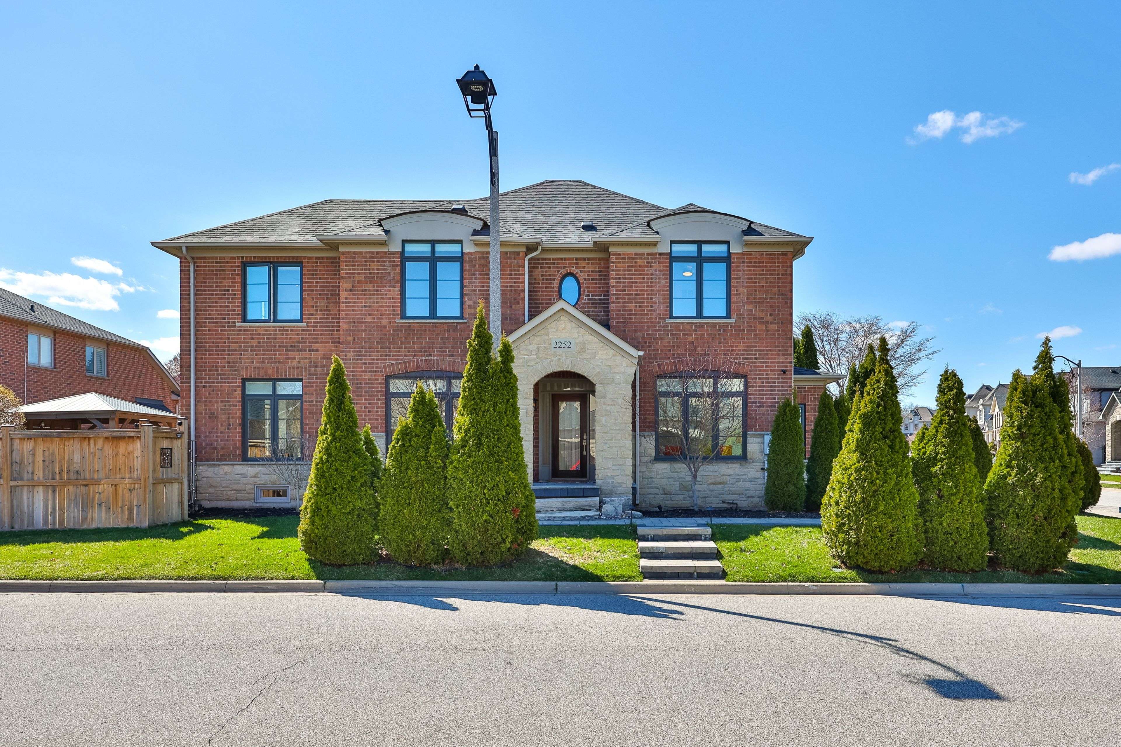 2252 Dewsbury DR, Oakville, ON L6M 0A6