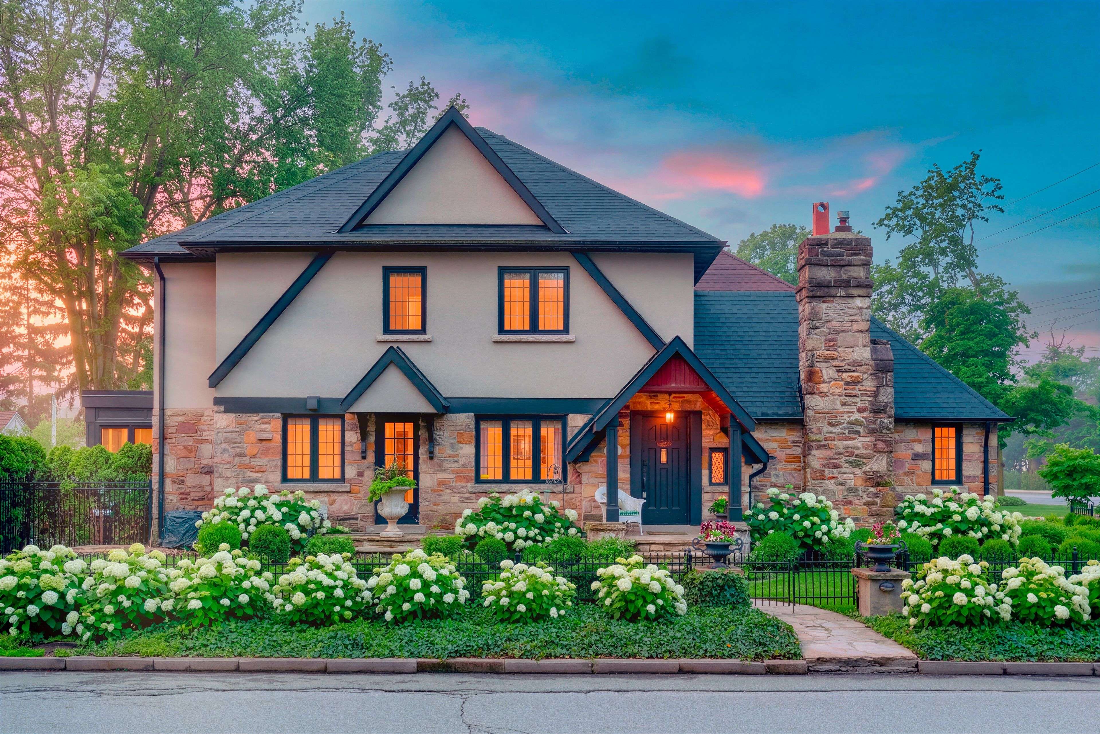 25 Varley LN, Toronto W08, ON M8X 0A9