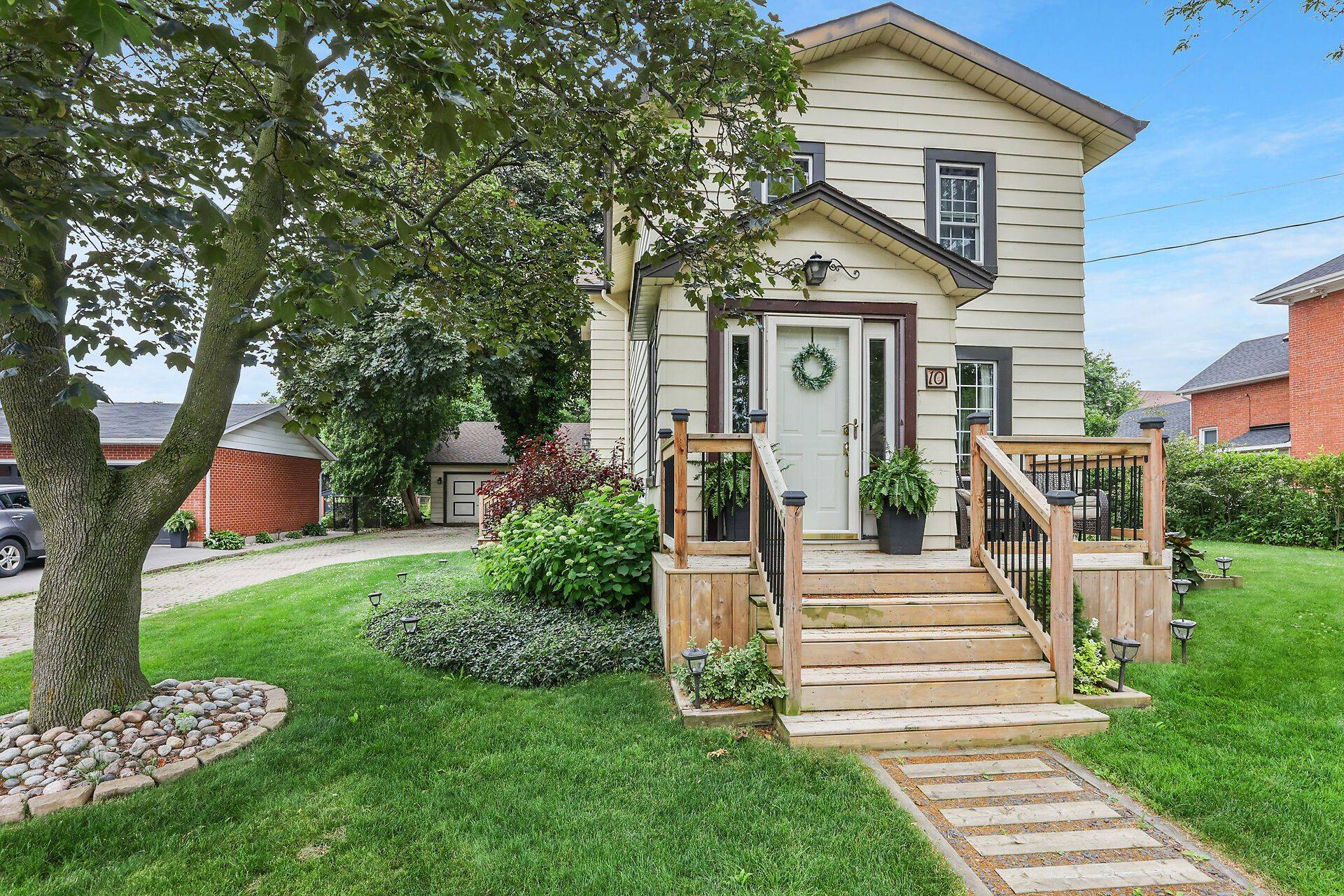 10 Maple AVE, Grimsby, ON L3M 3B6